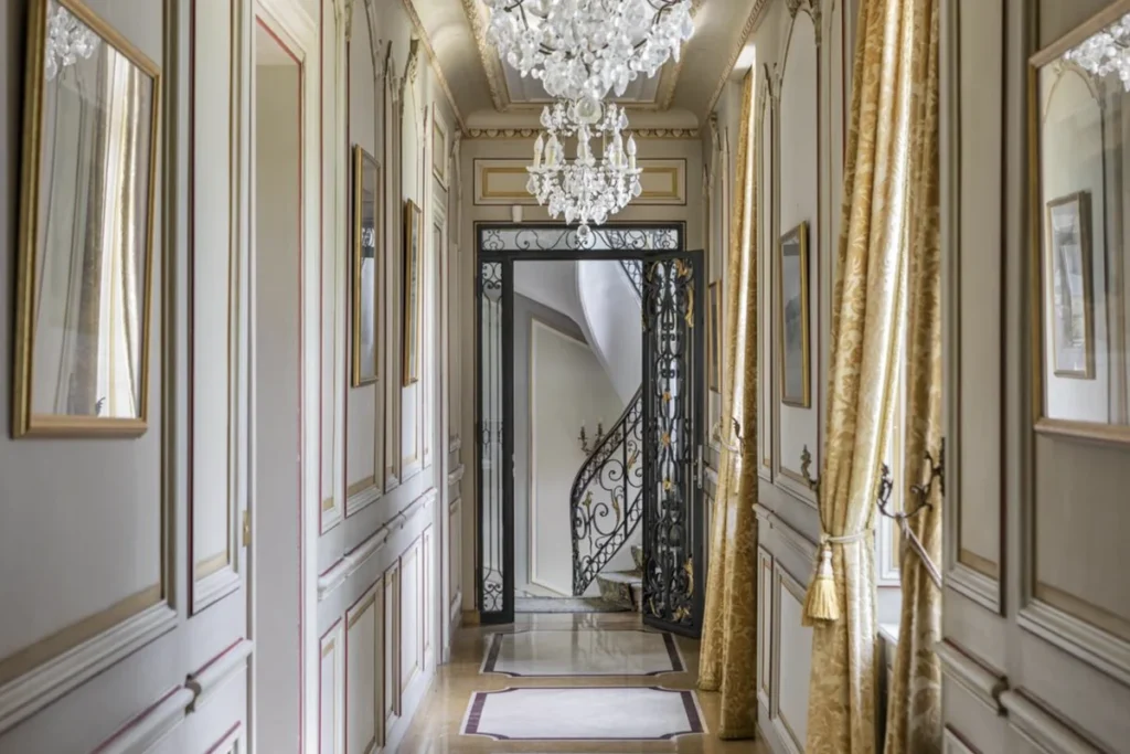 chateau du mont corridor