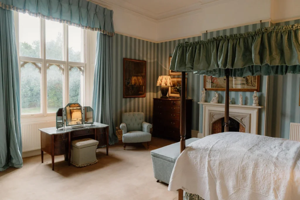 middleton castle single bed with posts