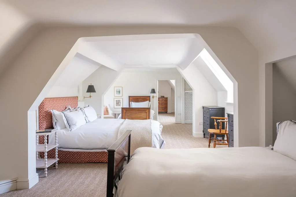 newton surmaville two beds in room