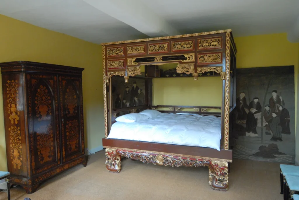 pentrehobyn hall bed with posts