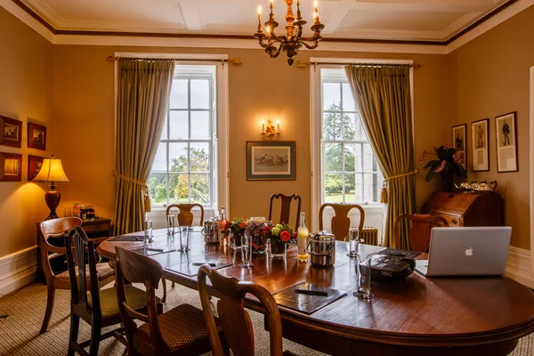 raemoir house dining table