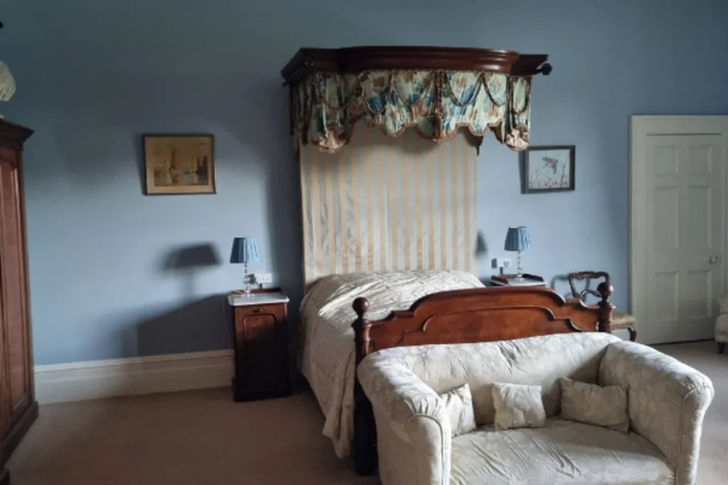 temple house bedroom with blue walls
